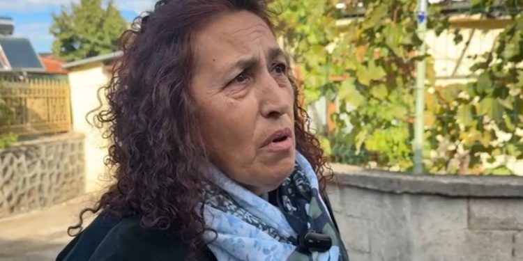 Zjarri fatal në Maliq, ku humbën jetën nëna dhe djali 14-vjeçar; fqinjja ndau informacione: Vajza u hodh nga dritarja, sfungjeri u dogj dhe shkaktoi tym.