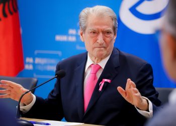 Berisha denoncon çmendurinë: Edi Rama do vendosë gjoba prej 30 mijë deri në 40 mijë euro për qytetarët ose bizneset që hedhin mbeturina