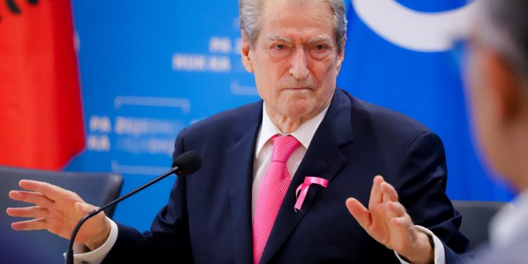 Berisha denoncon çmendurinë: Edi Rama do vendosë gjoba prej 30 mijë deri në 40 mijë euro për qytetarët ose bizneset që hedhin mbeturina