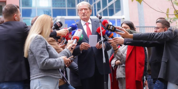 "‘Aruba’ ka qenë e pranishme prej vitesh, sipas informacioneve nga mediat ndërkombëtare,” thotë Berisha: “Kam faktin se emri i Ramës figuron në dosje.”