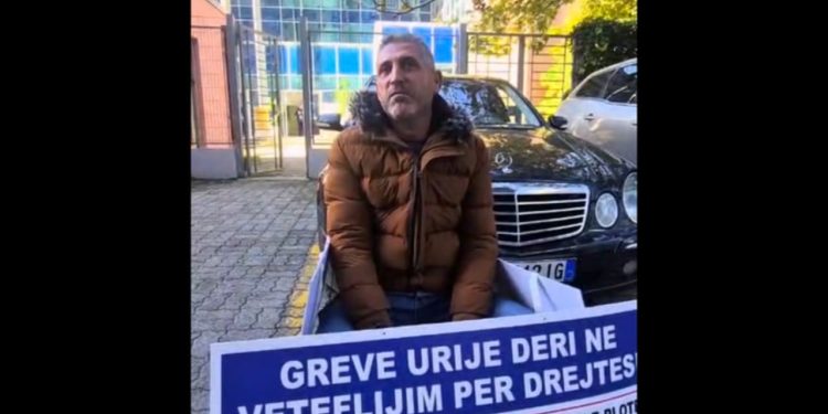“‘Nuk kam çfarë të humbas,’ qytetari nis grevën para SPAK: Më kanë vrarë nënën dhe dajën për shtëpinë”