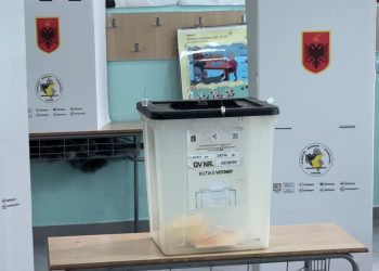 08:04

Më shumë se 26 mijë qytetarë me të drejtë vote, procesi i votimit fillon normalisht në Bashkinë e Matit

Procesi i votimit ka filluar pa pengesa në Bashkinë e Matit. Në 47 qendrat e votimit, deri tashti nuk janë raportuar probleme. Rreth 26,700 qytetarë kanë të drejtë vote.