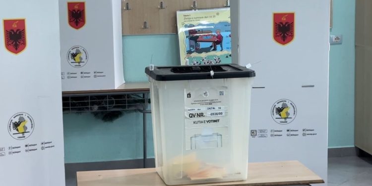 08:04
Më shumë se 26 mijë qytetarë me të drejtë vote, procesi i votimit fillon normalisht në Bashkinë e Matit
Procesi i votimit ka filluar pa pengesa në Bashkinë e Matit. Në 47 qendrat e votimit, deri tashti nuk janë raportuar probleme. Rreth 26,700 qytetarë kanë të drejtë vote.