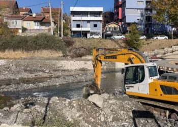 11:41

Sabotazh në urën e re të Mitrovicës? Uji mbulon punishten, pronari akuzon Ujmanin

Një sasi e madhe e ujit ka përfshirë punishten e ndërtimit të urës së re të Ibrit në Mitrovicë gjatë natës. Sipas mediave në Prishtinë, pronari i firmës, Jahir Nimani, ka hedhur akuza se ky incident është i qëllimshëm.