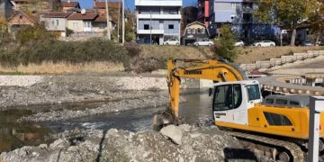 11:41
Sabotazh në urën e re të Mitrovicës? Uji mbulon punishten, pronari akuzon Ujmanin
Një sasi e madhe e ujit ka përfshirë punishten e ndërtimit të urës së re të Ibrit në Mitrovicë gjatë natës. Sipas mediave në Prishtinë, pronari i firmës, Jahir Nimani, ka hedhur akuza se ky incident është i qëllimshëm.