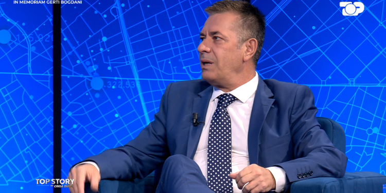 12:53
Analiza/ Lorenc Vangjeli: Politika hipokrite, distancimi i saj nga shoqëria