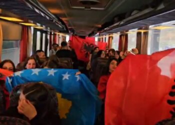 18,000 shqiptarë nga Kosova vendosën të festojnë në Shqipëri, duke rritur fluksin në pikën kufitare të Morinës.