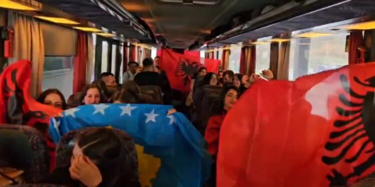 18,000 shqiptarë nga Kosova vendosën të festojnë në Shqipëri, duke rritur fluksin në pikën kufitare të Morinës.