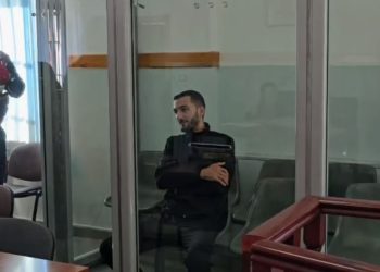 25-vjeçari që vrau babanë me thikë mbetet në burg; ja identiteti i tij ndërsa shfaqet me një buzëqeshje në sallën e gjyqit.