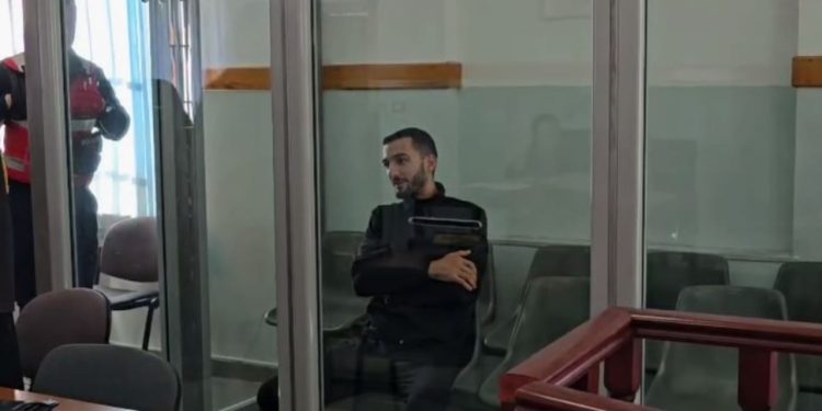 25-vjeçari që vrau babanë me thikë mbetet në burg; ja identiteti i tij ndërsa shfaqet me një buzëqeshje në sallën e gjyqit.