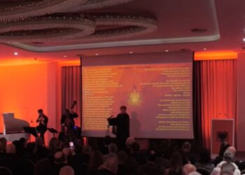 28-29 Nëntor Festohet në Greqi: Salla Dekorohet me Flamuj Shqiptarë, Ceremoni për Festat Kombëtare