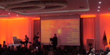 28-29 Nëntor Festohet në Greqi: Salla Dekorohet me Flamuj Shqiptarë, Ceremoni për Festat Kombëtare