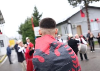 28 Nëntori/ Shqiptarët shndërrojnë pikat doganore nga Morina deri në Kakavijë në festa me flamuj dhe veshje kombëtare, Rama publikion pamje nga momentet festive.