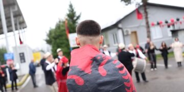 28 Nëntori/ Shqiptarët shndërrojnë pikat doganore nga Morina deri në Kakavijë në festa me flamuj dhe veshje kombëtare, Rama publikion pamje nga momentet festive.