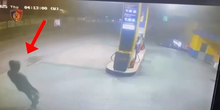 35-vjeçari në Tiranë kapet pas vjedhjes së një automjeti dhe përplasjes së dy makinave të tjera të parkuara gjatë tentativës për t'u larguar.