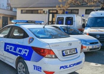 45-vjeçari përplaset me të riun që ishte në motor, pas ikjes nga vendngjarja dorëzohet në komisariat shoferi i makinës
"Shërbimet e Policisë Rrugore Lezhë kanë dorëzuar materialet në Prokurori, ku ka nisur procedimi penal në gjendje të lirë për shtetasin L. N., 45 vjeç, banor i Laçit. Ai, gjatë drejtimit të automjetit në qytetin e Laçit, ka përplasur një motomjet të drejtuar nga shtetasi E. N., 18 vjeç, gjithashtu banor i Laçit, i cili, pas marrjes së [...]