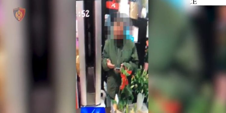 48-vjeçari i shpallur në kërkim, i akuzuar për mashtrim ndaj qytetarëve dhe për vjedhje në një restorant, kapet në një apartament të braktisur.