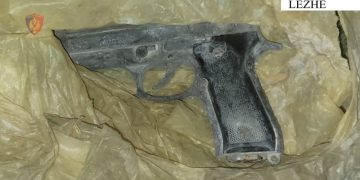 49-vjeçari në Lezhë arrestohet për dhunë ndaj bashkëshortes dhe mbajtje të armës në banesë