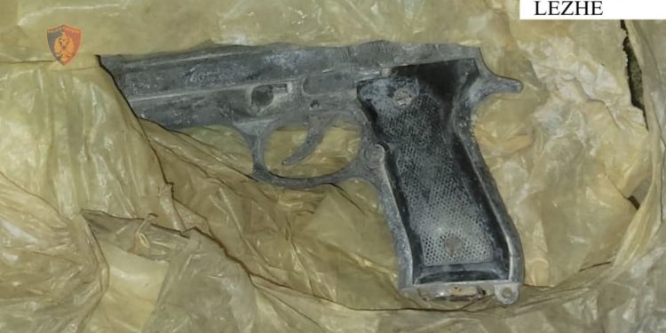 49-vjeçari në Lezhë arrestohet për dhunë ndaj bashkëshortes dhe mbajtje të armës në banesë