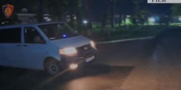 57-vjeçari në Fier, i dënuar më parë për vrasje, kapet në flagrancë duke u lëvizur i armatosur dhe arrestohet.