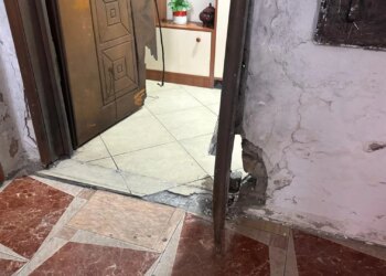 63-vjeçarja goditet nga shpërthimi i eksplozivit në derën e shtëpisë, dyshimet e para dalin në dritë. Një ngjarje e rëndë ndodhi mbrëmjen e djeshme në Vlorë, kur një sasi lënde plasëse shpërtheu në portën e jashtme të banesës së një 63-vjeçareje.