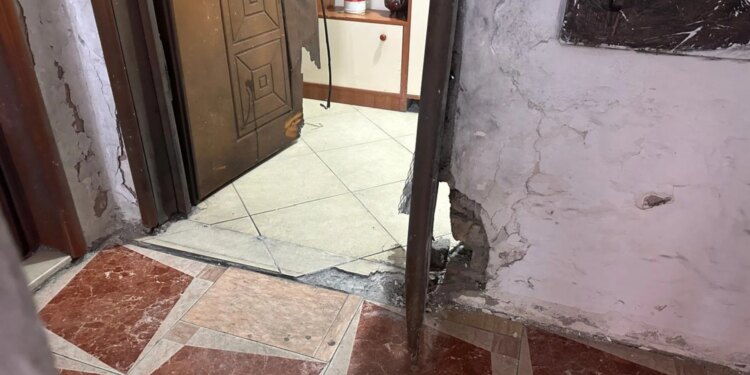 63-vjeçarja goditet nga shpërthimi i eksplozivit në derën e shtëpisë, dyshimet e para dalin në dritë. Një ngjarje e rëndë ndodhi mbrëmjen e djeshme në Vlorë, kur një sasi lënde plasëse shpërtheu në portën e jashtme të banesës së një 63-vjeçareje.