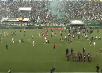 9 vite pas tragedisë ajrore që i kushtoi jetën të gjithë ekipit, skuadra braziliane rikthehet në elitë, festimi i tifozëve i transmetuar në video.