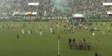 9 vite pas tragedisë ajrore që i kushtoi jetën të gjithë ekipit, skuadra braziliane rikthehet në elitë, festimi i tifozëve i transmetuar në video.