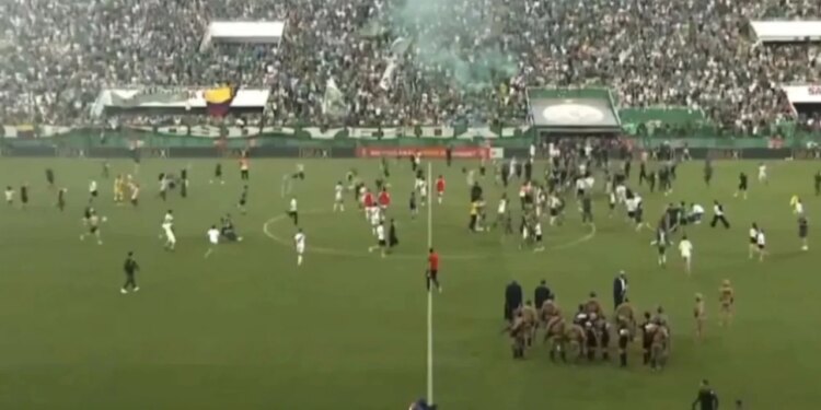 9 vite pas tragedisë ajrore që i kushtoi jetën të gjithë ekipit, skuadra braziliane rikthehet në elitë, festimi i tifozëve i transmetuar në video.