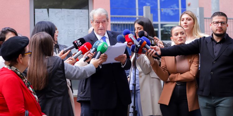 Skandali/ Berisha publikon dokumentin: Policia greke vërteton ekspulsin e Irenës me 5 mbiemra