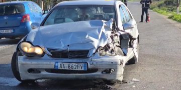 Aksident i rëndë në Fier: Dy automjete kollidojnë, gjashtë persona të lënduar dërgohen në spital