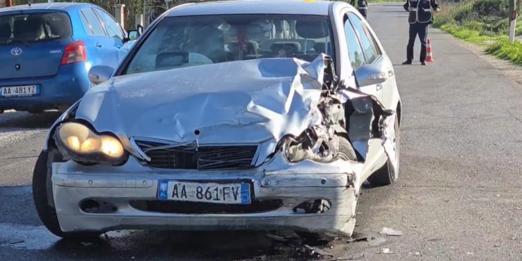 Aksident i rëndë në Fier: Dy automjete kollidojnë, gjashtë persona të lënduar dërgohen në spital