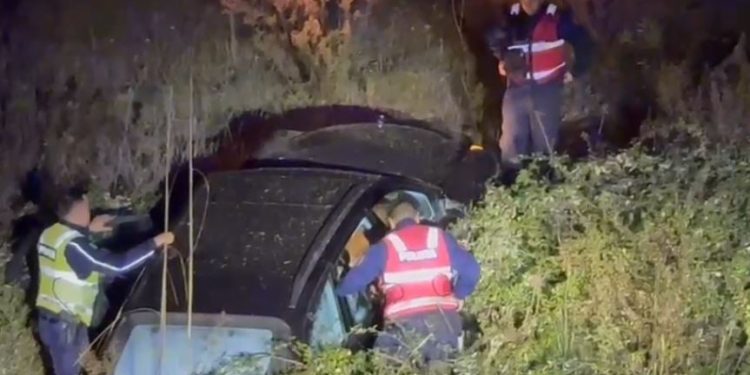 Aksident i rëndë në Vlorë, automjeti “Benz” del nga rruga dhe përfundon në kanal, pesë persona të lënduar.