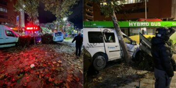 Aksident në Tiranë: Autobusi i Unazës përpiqet të shmangë një biçikletë dhe përfundon në përplasje me automjetet e parkuara.