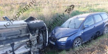 Aksident në rrugën Vlorë–Kotë, dy automjete përplasen, një pasagjer mbetet i plagosur.