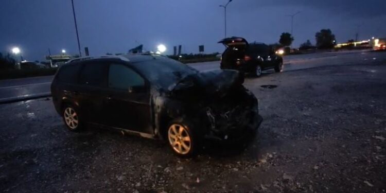 Aksident tjetër në vend: Dy automjete përplasen në aksin Lushnjë-Rrogozhinë, ndodhi shpërthimi në flakë i një “Ford”-i.