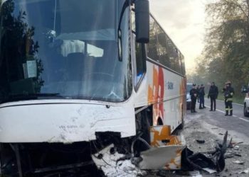 Aksident tragjik në Torino, Itali: Autobusi me 50 nxënës përplaset me “BMW”-në, drejtuesi humb jetën dhe 20 të tjerë plagosen.