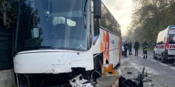 Aksident tragjik në Torino, Itali: Autobusi me 50 nxënës përplaset me “BMW”-në, drejtuesi humb jetën dhe 20 të tjerë plagosen.