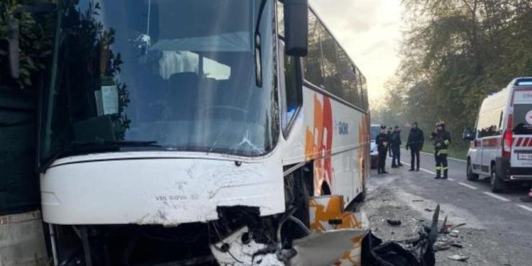 Aksident tragjik në Torino, Itali: Autobusi me 50 nxënës përplaset me “BMW”-në, drejtuesi humb jetën dhe 20 të tjerë plagosen.