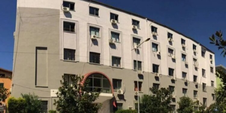 Akuza për vrasje me dashje mbetet në tentativë ndaj të miturit që plagosi 15-vjeçarin në Durrës.