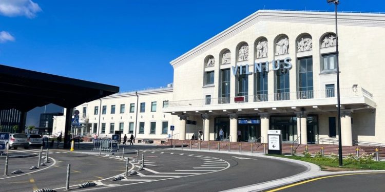 Alarm për dronë në një aeroport në Lituani, autoritetet pezulluan fluturimet për rreth 40 minuta.