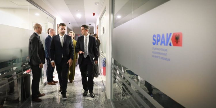 Ambasada e SHBA në Tiranë: Rihapja e Qeverisë amerikane përsëri përforcon bashkëpunimin