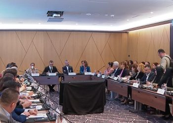 Ambasadori i Bashkimit Europian, Silvio Gonzato, rekomandon që partitë politike të depolitizojnë administratën zgjedhore.