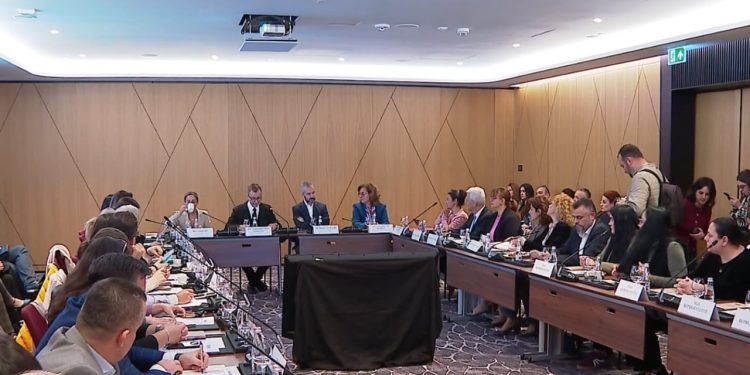 Ambasadori i Bashkimit Europian, Silvio Gonzato, rekomandon që partitë politike të depolitizojnë administratën zgjedhore.