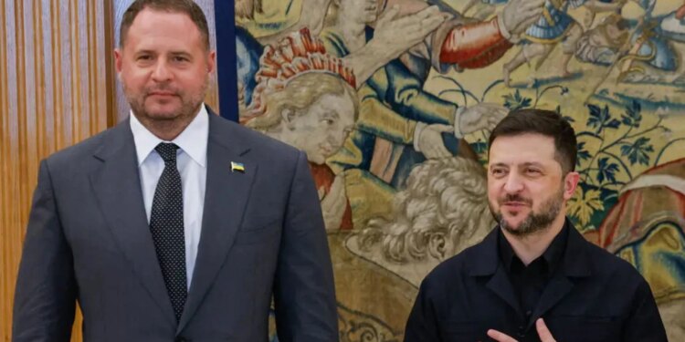 Analiza e New York Times/ Ndryshim i ri apo ristrukturim i shtrenjtë, çfarë do të sjellë në Kiev largimi i krahut të djathtë të Zelenskyt?