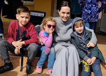 Angelina Jolie udhëton në qytetet e shkatërruara në Ukrainë dhe ndan fotografi me dronin që e kap përpjetë.