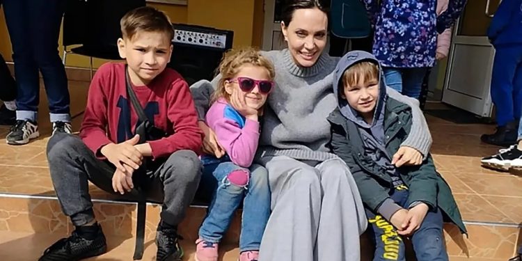 Angelina Jolie udhëton në qytetet e shkatërruara në Ukrainë dhe ndan fotografi me dronin që e kap përpjetë.