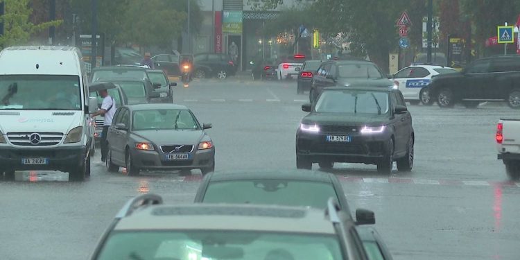 Anijet pezullojnë aktivitetin, ndërmerren masa për parandalimin e pasoja në pritje të stuhisë së paralajmëruar që nga mesnata.