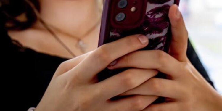 Anketa e NSPCC zbulon se një në çdo dhjetë prindër në Mbretërinë e Bashkuar raporton për kërcënime ndaj fëmijëve në internet.