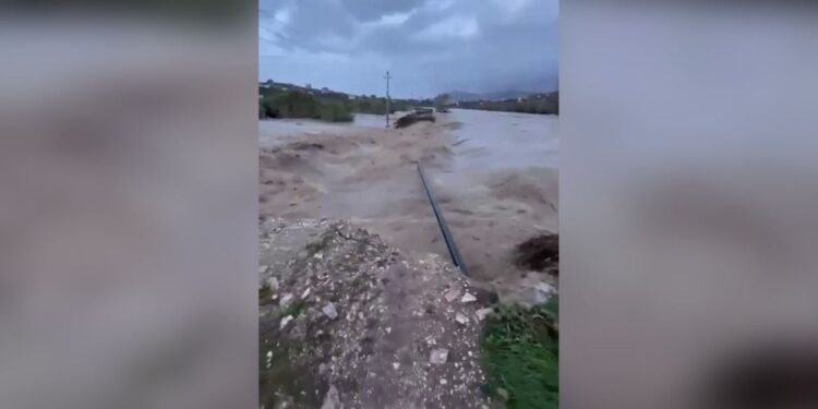 Argjinatura e Bistricës në Çukë pësoi dëmtime, duke rezultuar në përmbytjen e qindra hektarëve tokë bujqësore; probleme janë raportuar gjithashtu në Konispol dhe Shalë.
